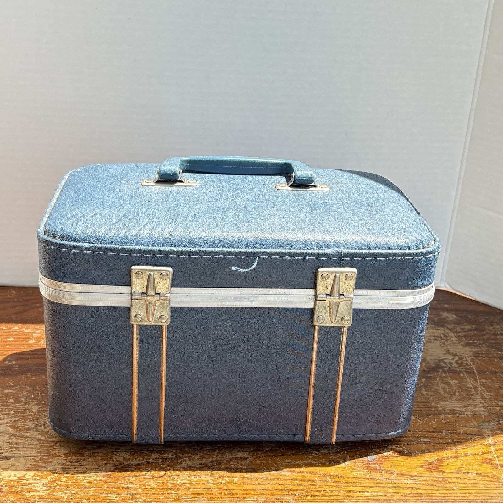 Vintage Blue Hard Train Makeup Case Luggage Mirror 1960’s Traveling Bag Retro