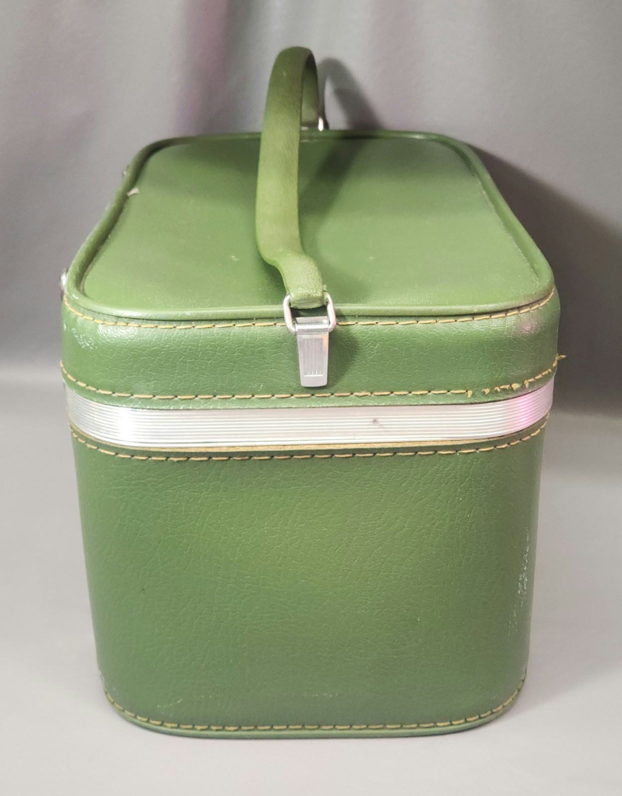 Vintage 1960s Sears Avocado Green Featherlite Train Case/Cosmetics Case/READ