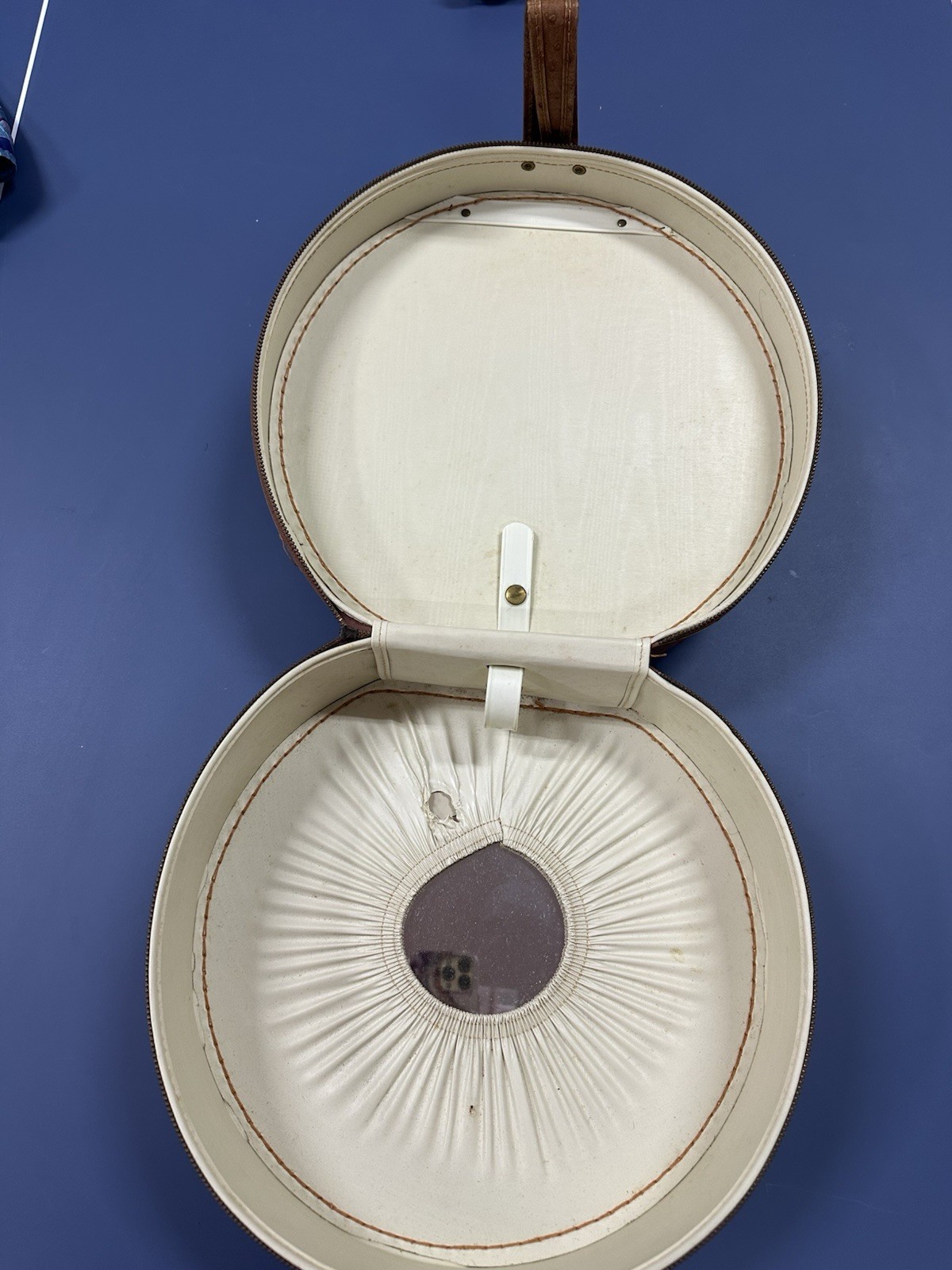 VINTAGE 1960 ROUND VANITY MAKE-UP TRAVEL CASE Faux OSTRICH BARBIE