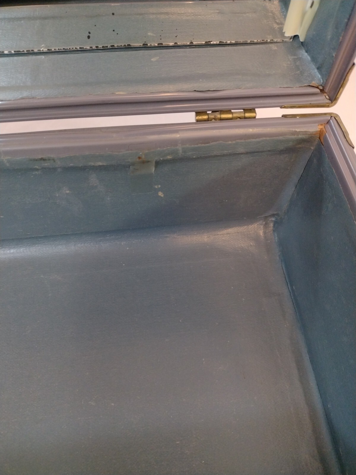 Vintage Train Case Hard Side Make Up Case with Mirror No Key Latch Works