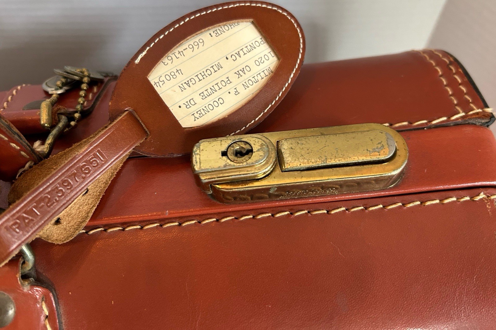VTG Maximillian Top Grain 21” Leather Suitcase Chestnut Brown 21” X 2 Keys
