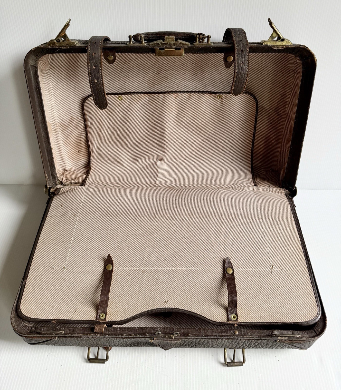 Antique Genuine Split Cowhide Leather Suitcase Tanners Council America 24x14x8”