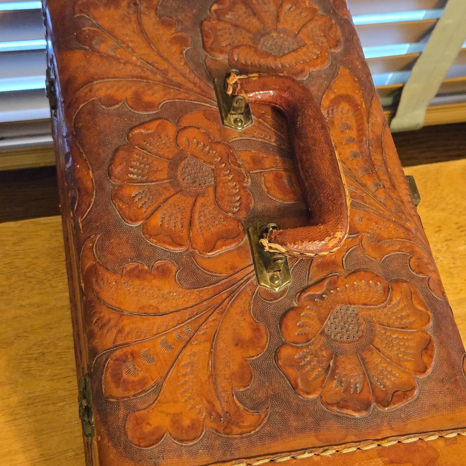 Artmex Antique 40s Hand Tooled 3-D Floral Leather Train Case Jewelry Luggage Key