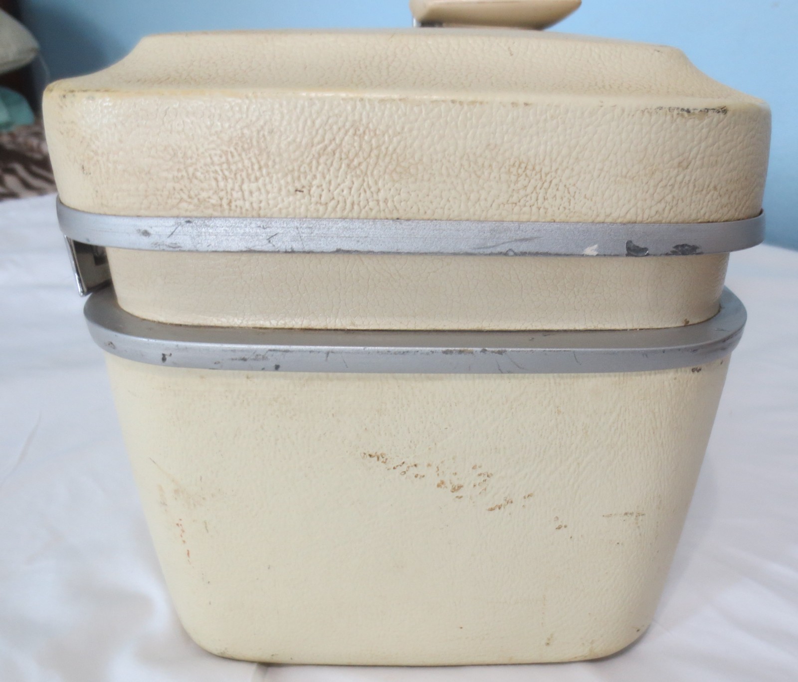 Vtg 1960s Cream Hawthorne Luggage Train Case W/ Tray Insert, Mirror, Key Vanity