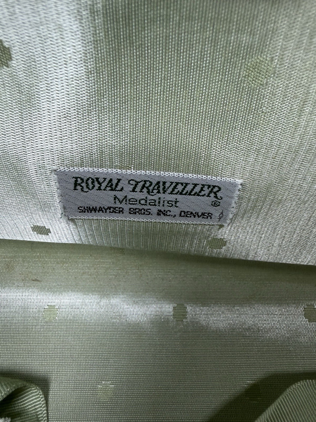 Royal Traveller Vintage Green Hard Shell Suitcase Train Case No Key 20″
