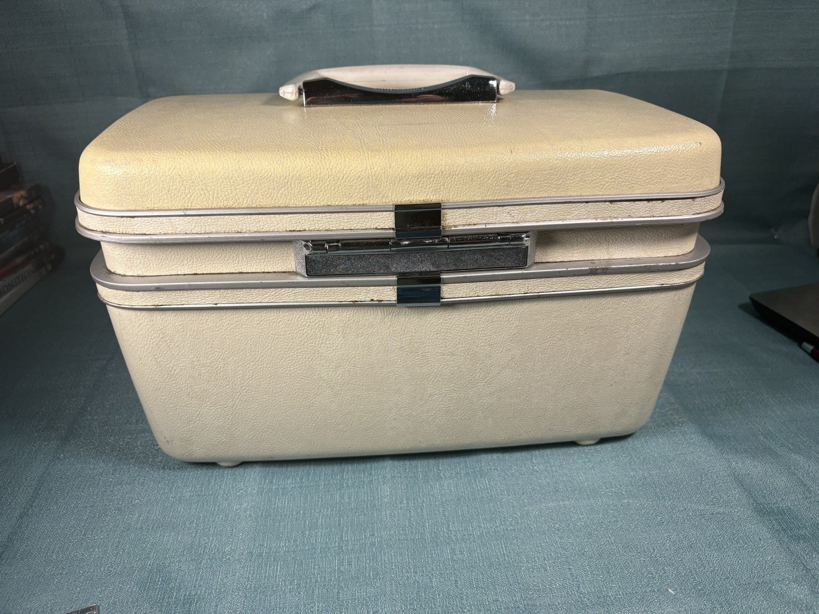 Vintage Samsonite Silhouette Train Vanity Case With Key Made In USA