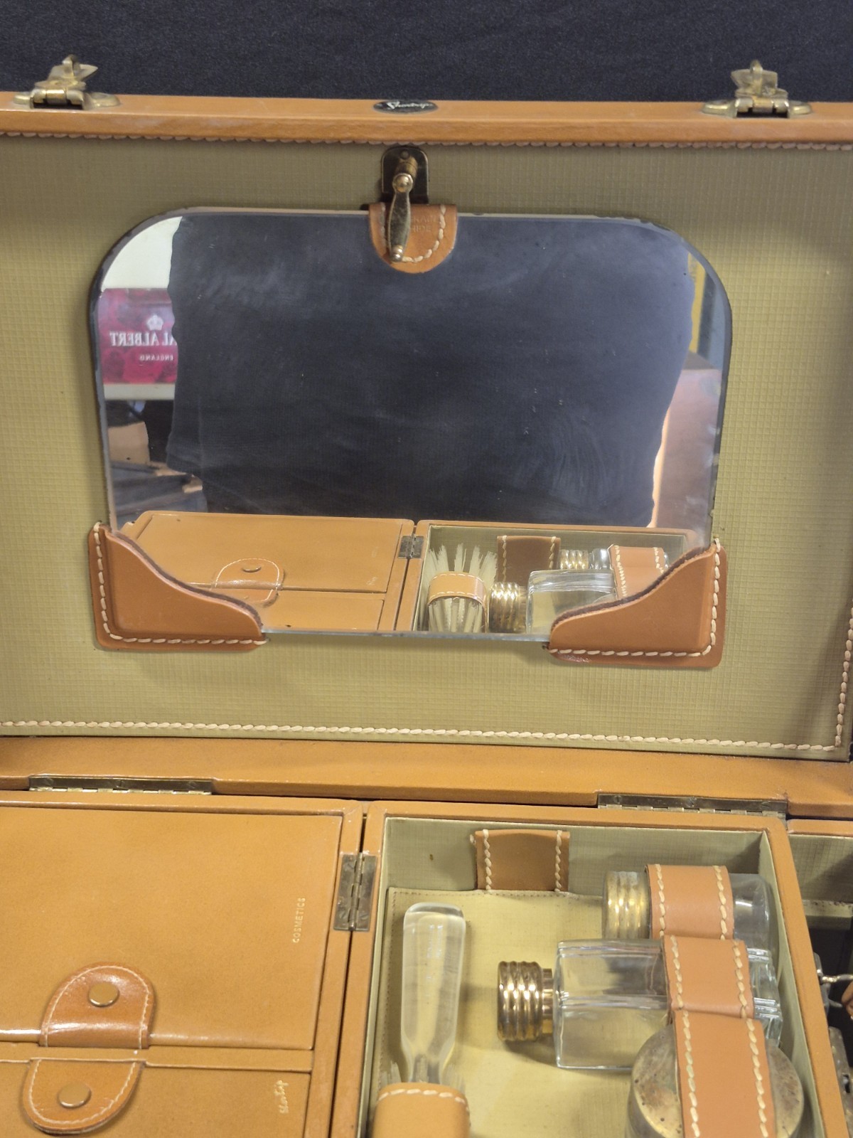 Vintage Short Trip Genuine Leather Train Vanity Cosmetic Travel Case Key Bottles