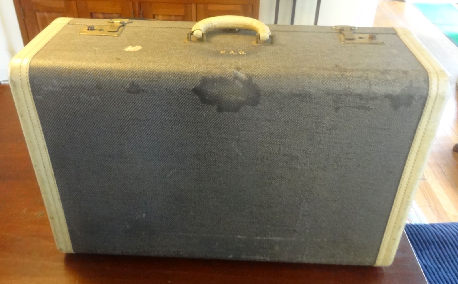 Vintage Hartmann 1950s Stunning Purple Satin Lined Suitcase – 24″ x 15″ x 9″