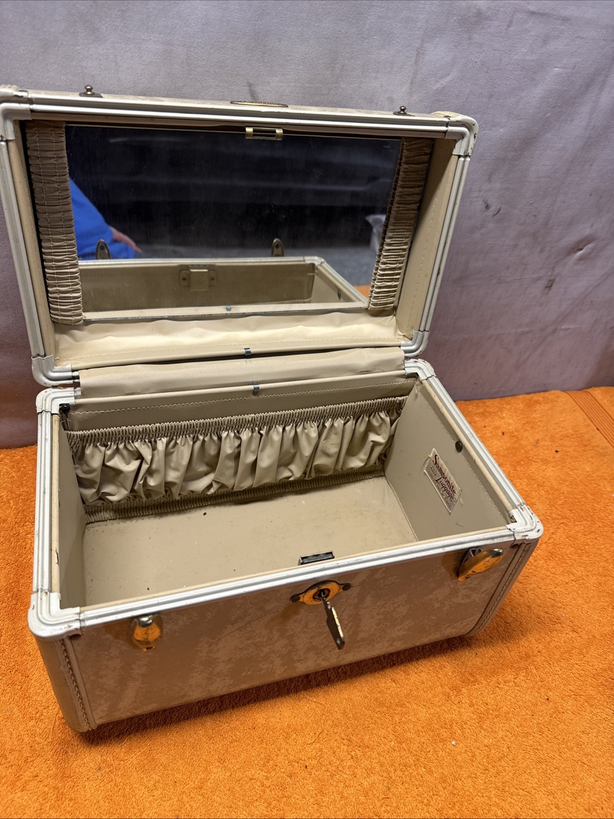 R•1960s Samsonite Shwayder Bros style 4512 Beige Marbled Cosmetic Hardcase w/Key