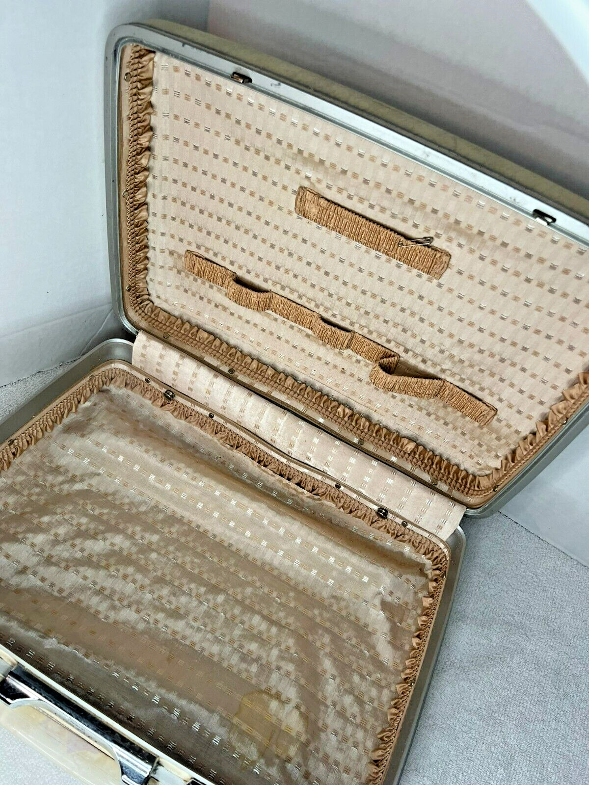 Vintage Sears Courier Luggage Hard Case White/Tan 16.5x12x5 Read description.