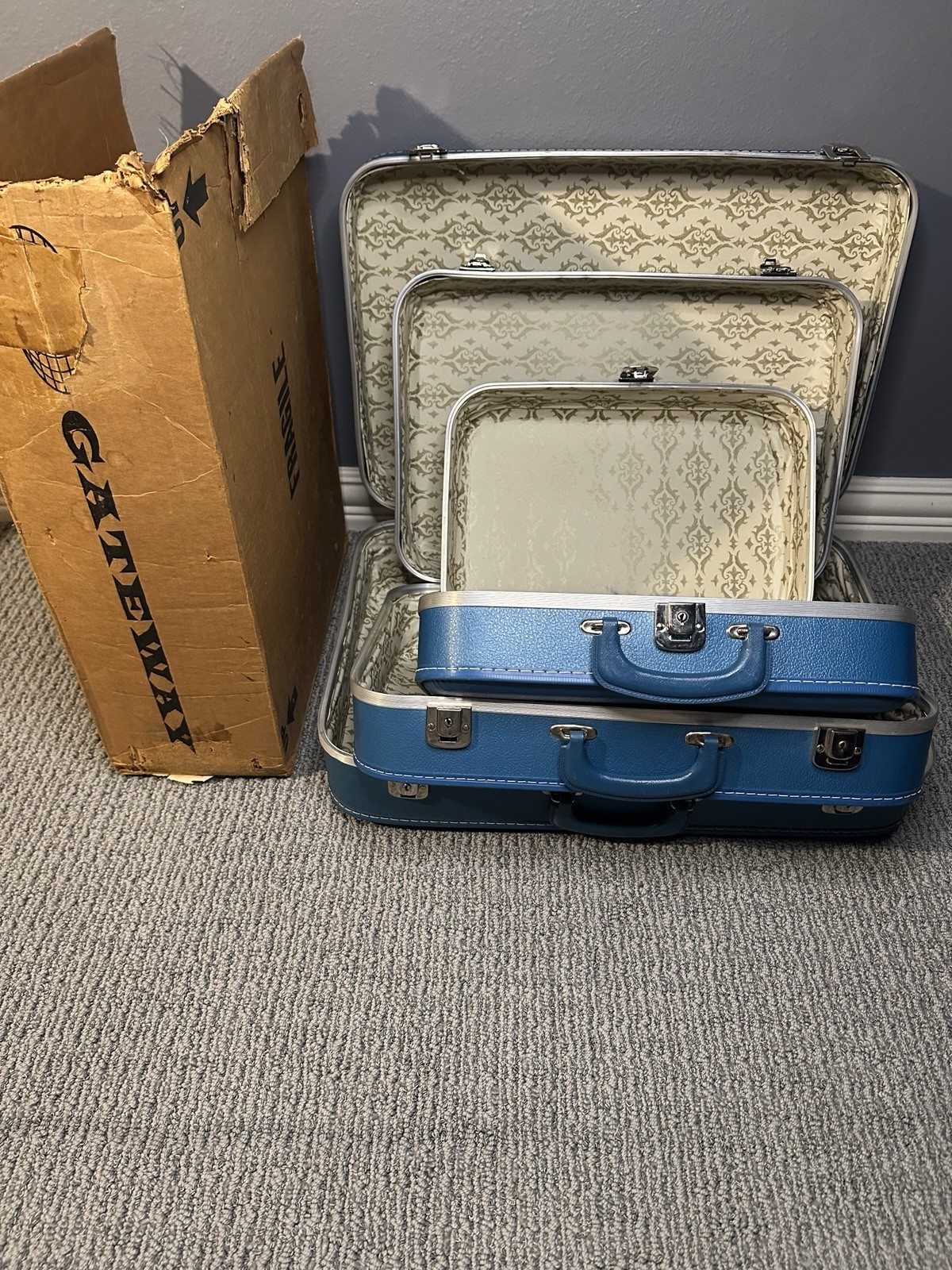 VINTAGE 1970S GATEWAY LUGGAGE 3PC – HARD CASE BLUE SUITCASES – ORIGINAL BOX