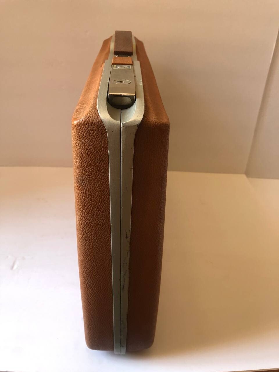 Vintage 60’s Briefcase Royal Traveler Key Locks Light Brown 18”x12”x3.5”