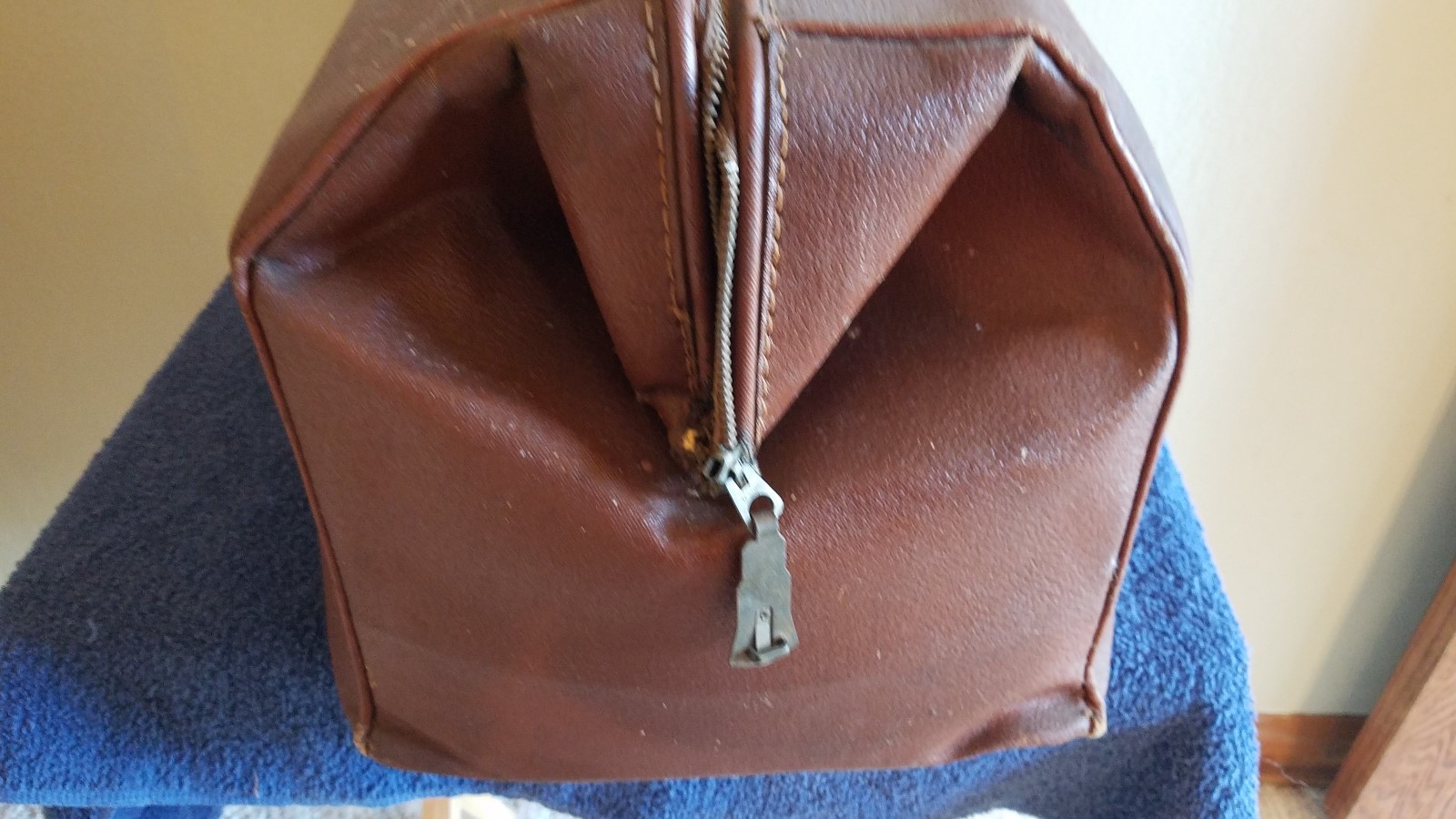 Brown Hardshell Doctors Bag BAD Zipper ROUGH POOR READ Vintage Antique Hard Prop