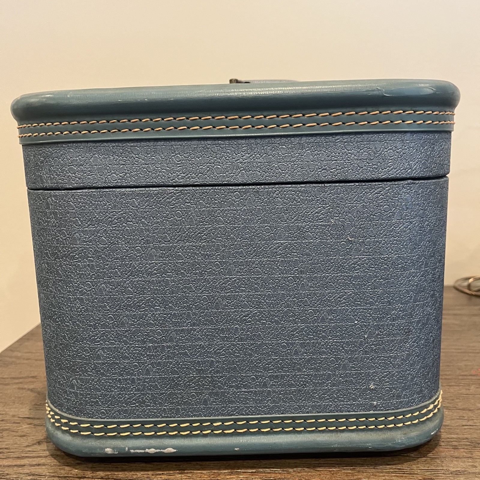 Rare First Lady 1960’s Blue Train Case Pebbled, Pink Interior Riveted No Key