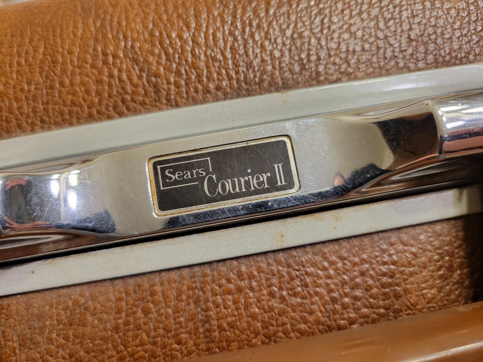 VINTAGE SEARS COURIER II BRIEFCASE / HARD BROWN SHELL / STILL HAS KEY