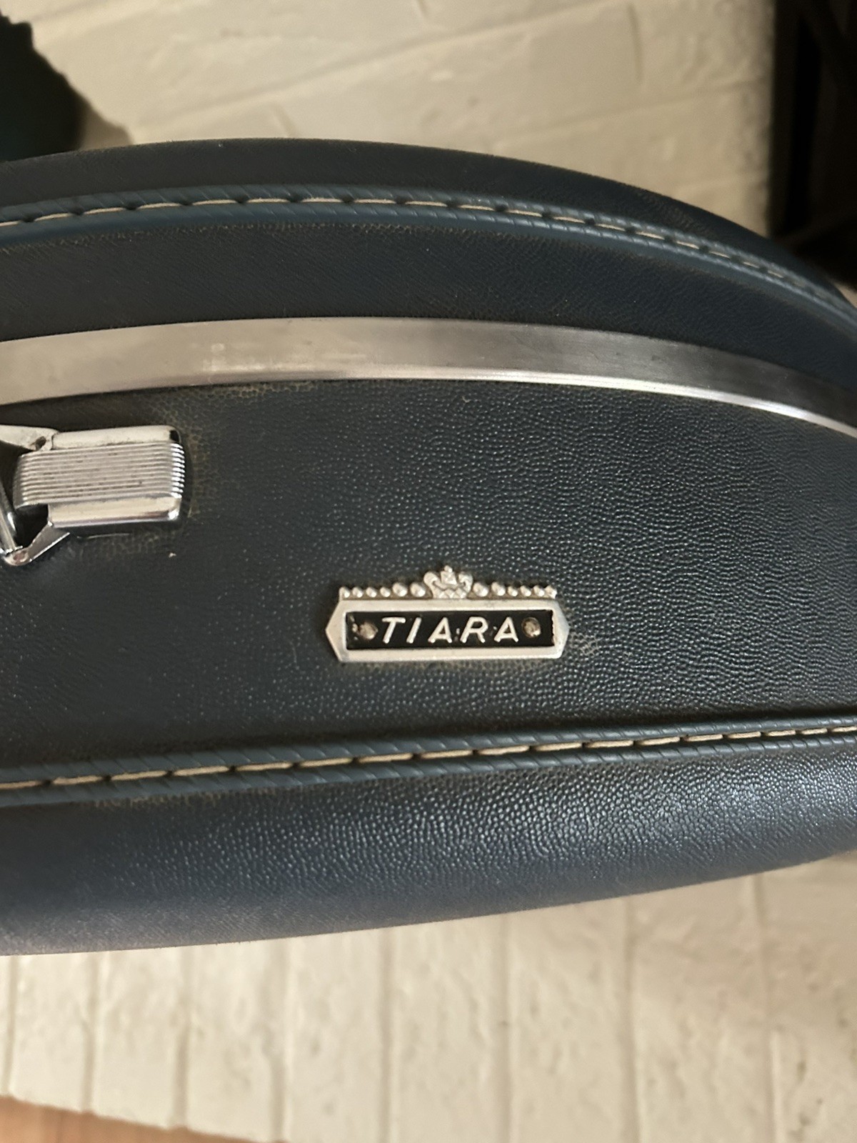 VTG AMERICAN TOURISTER TIARA BLUE ROUND HAT HARD CASE SUITCASE LUGGAGE W DIVIDER
