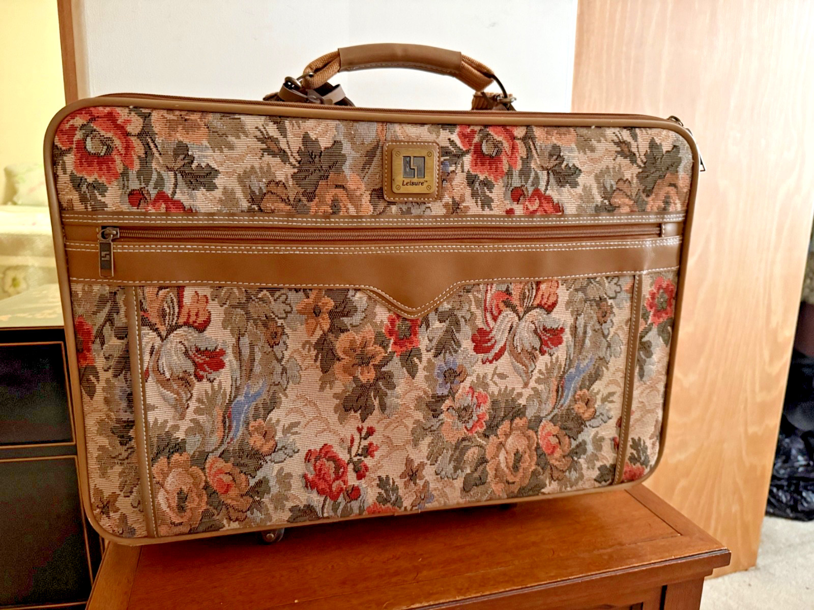 Vintage 80s Leisure Luggage Tapestry Floral Tan Leather Trim Suitcase Bag 21″