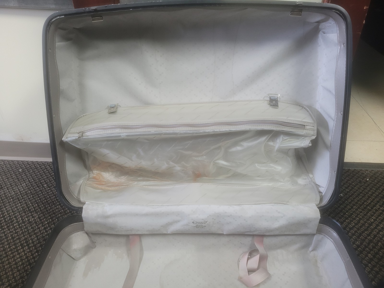 Vintage Samsonite Hard Shell Suitcase 700SC Series Profile 29 Cartwheels Suiter