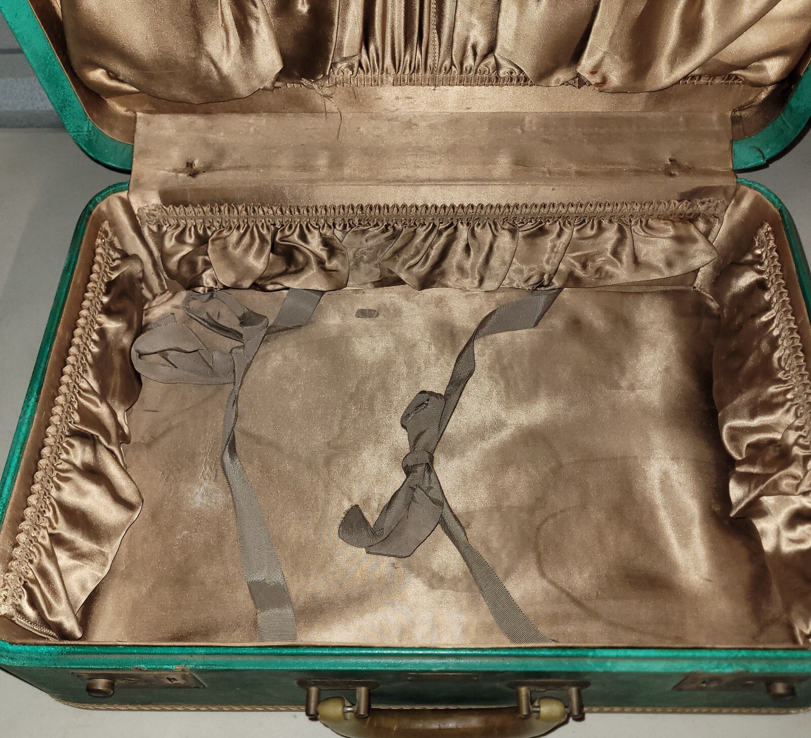 Vintage MJ Belgrad DONBY Suitcase Green w/ Gold Satin? insides 18 x 12.5 x 6