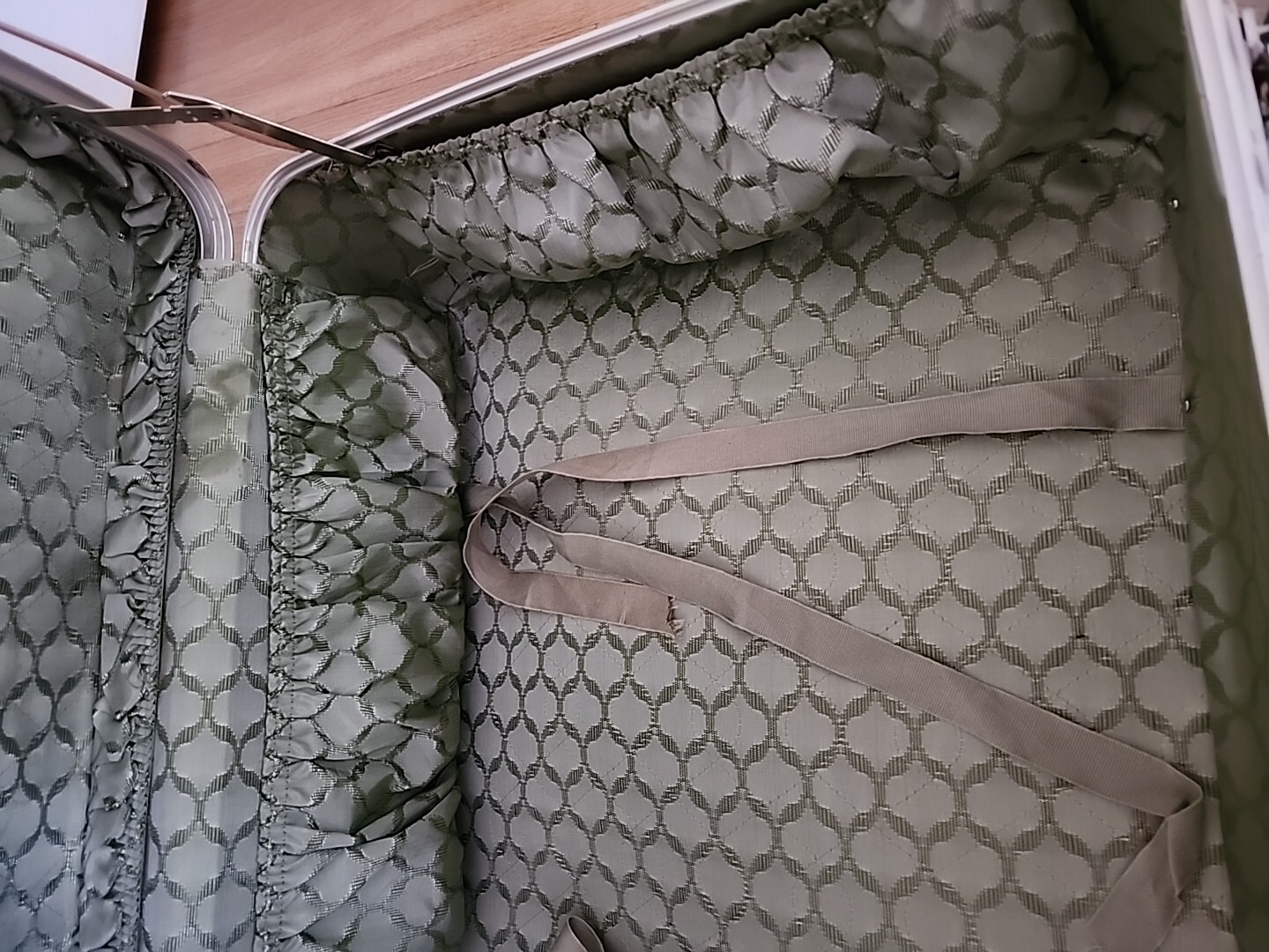 Amelia Earhart Avocado Green Suitcase Very Rare, 27 x 18 x 8 On Wheels. No Key