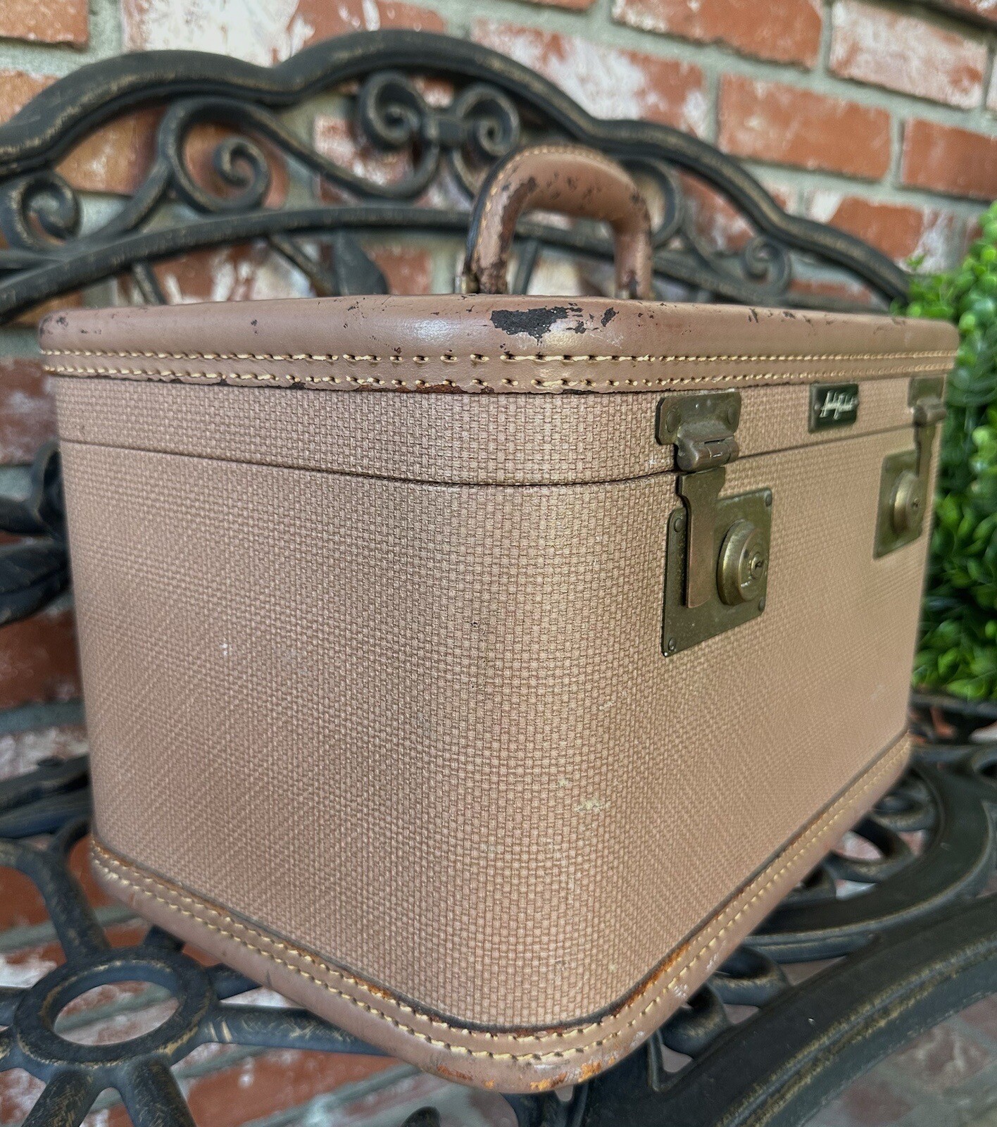 Vintage Amelia Earhart Train Case; Peach Tan; Drk Peach Int W/Mirror;Locks W/Key
