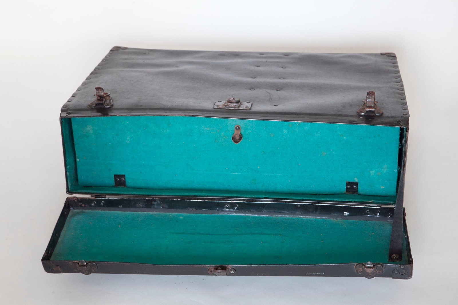 Antique Luggage Black Metal Suitcase for Large Format Photography – READ