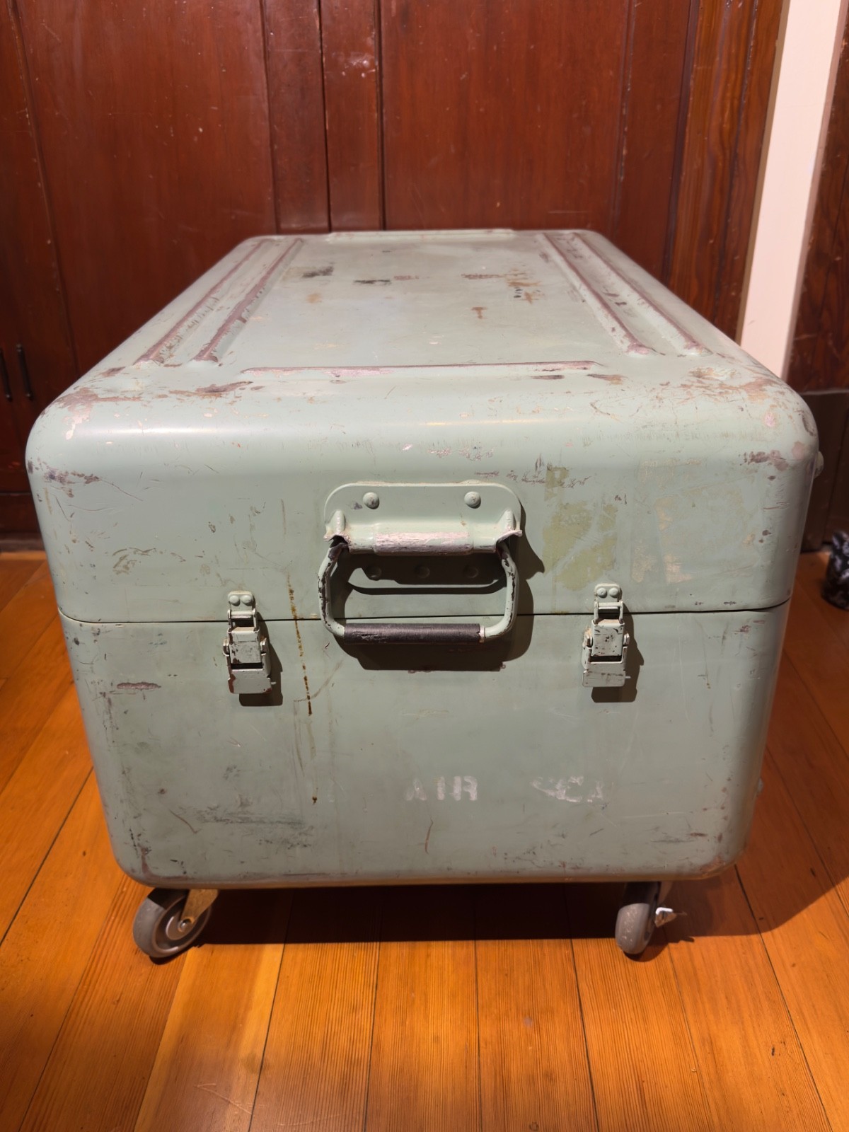 Vintage Zero Manufacturing Aluminum Case 32x20x17 Wheeled Green Industrial Trunk