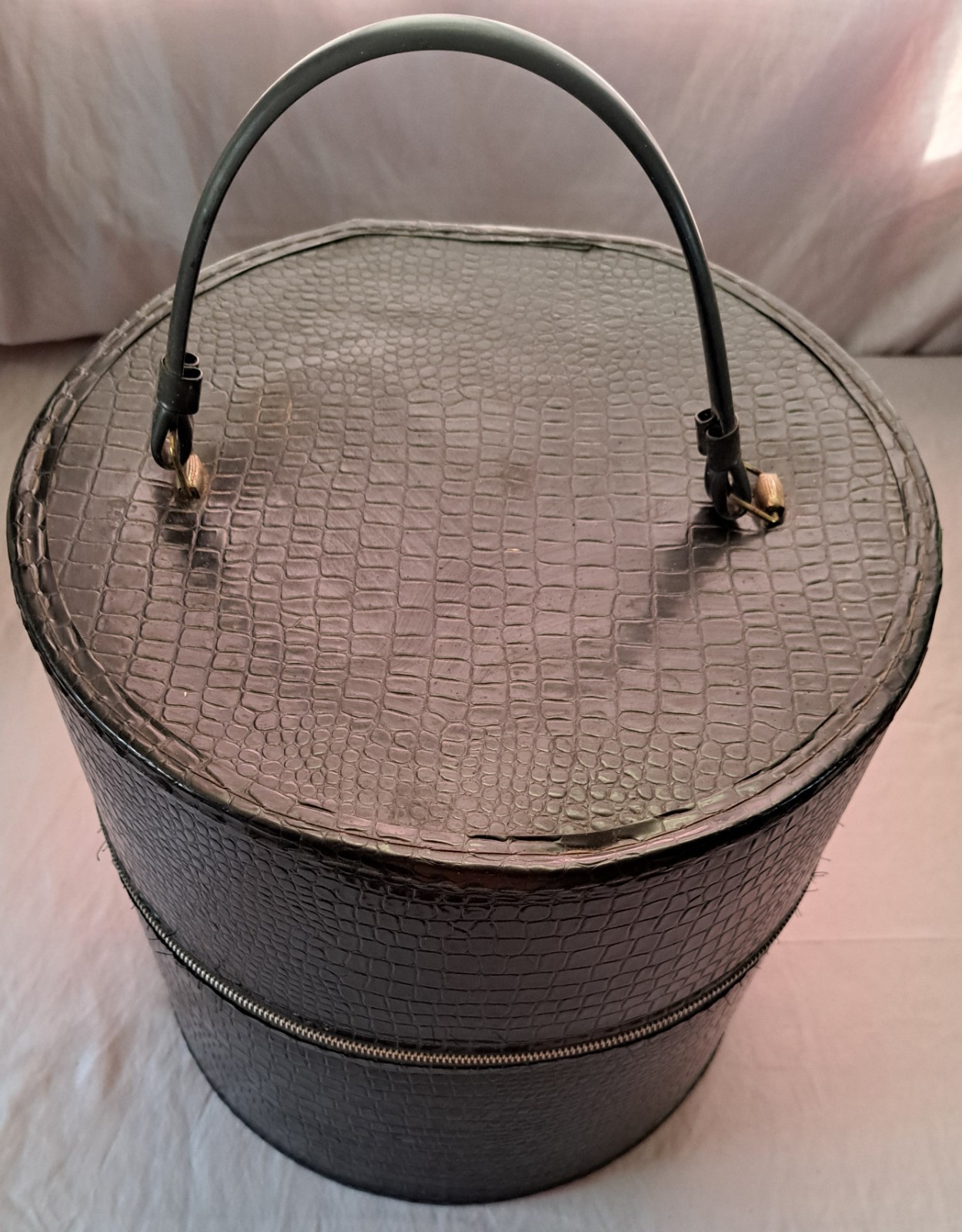 Vintage Round Hat Box Faux Croc Zippered Travel Case w/ Interior Stand-G to VG
