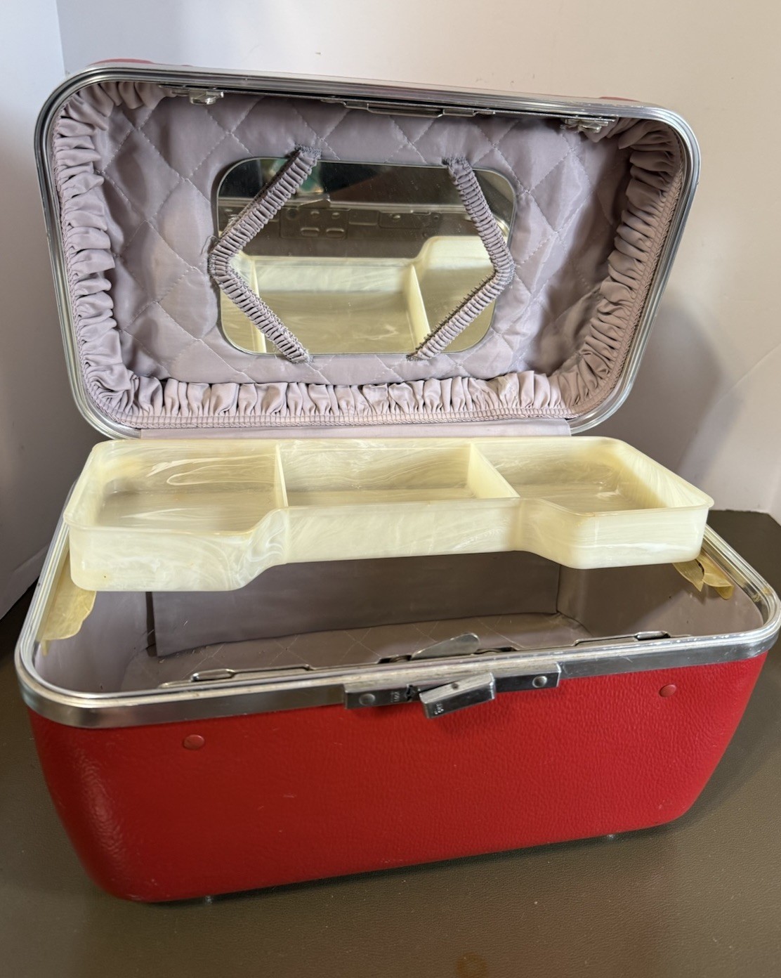 Vintage Hawthorn Luggage Red Leather Train Case Luggage MakeUp Cosmetic Case