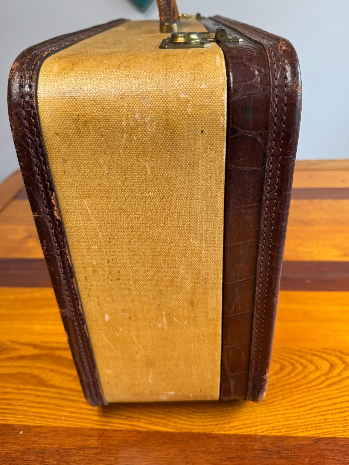 AMELIA EARHART LUGGAGE SUITCASE WITH KEYS FOR LOCKS – 24×14.5″ -TRAVEL -AIRPLANE