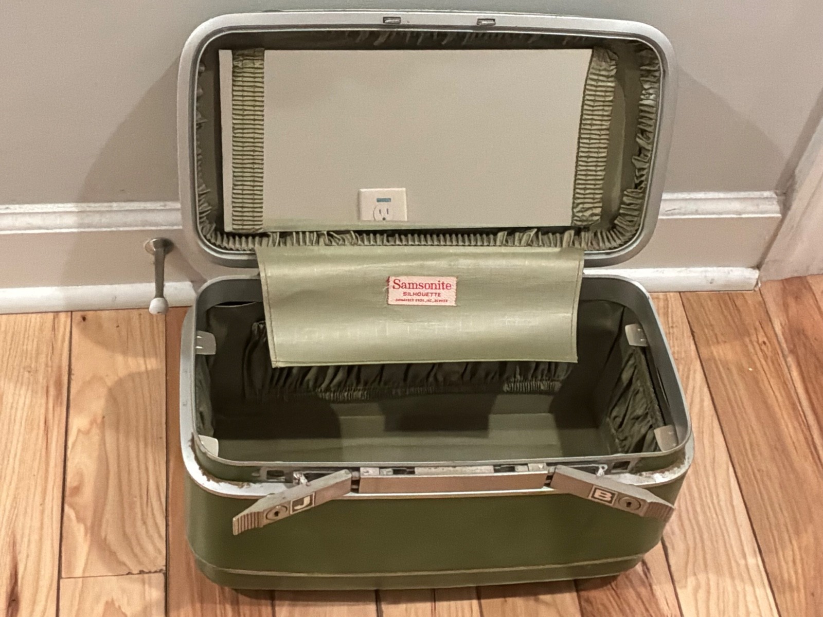 Vintage Samsonite Silhouette Olive Green Train Case Makeup Cosmetic Luggage