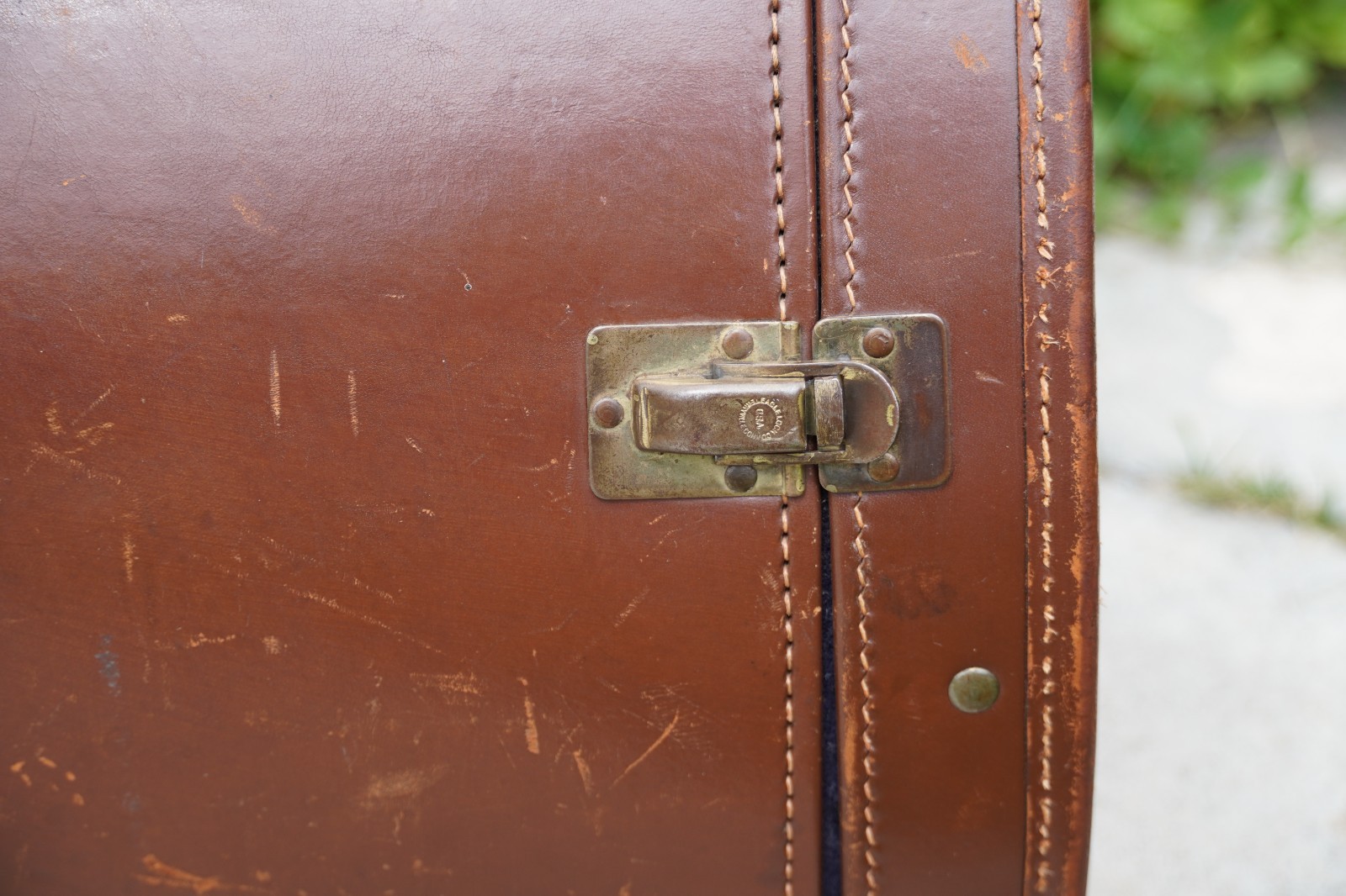 Vintage Early 1900’s Brown Leather Circular Train Carrying Case 17″x16″