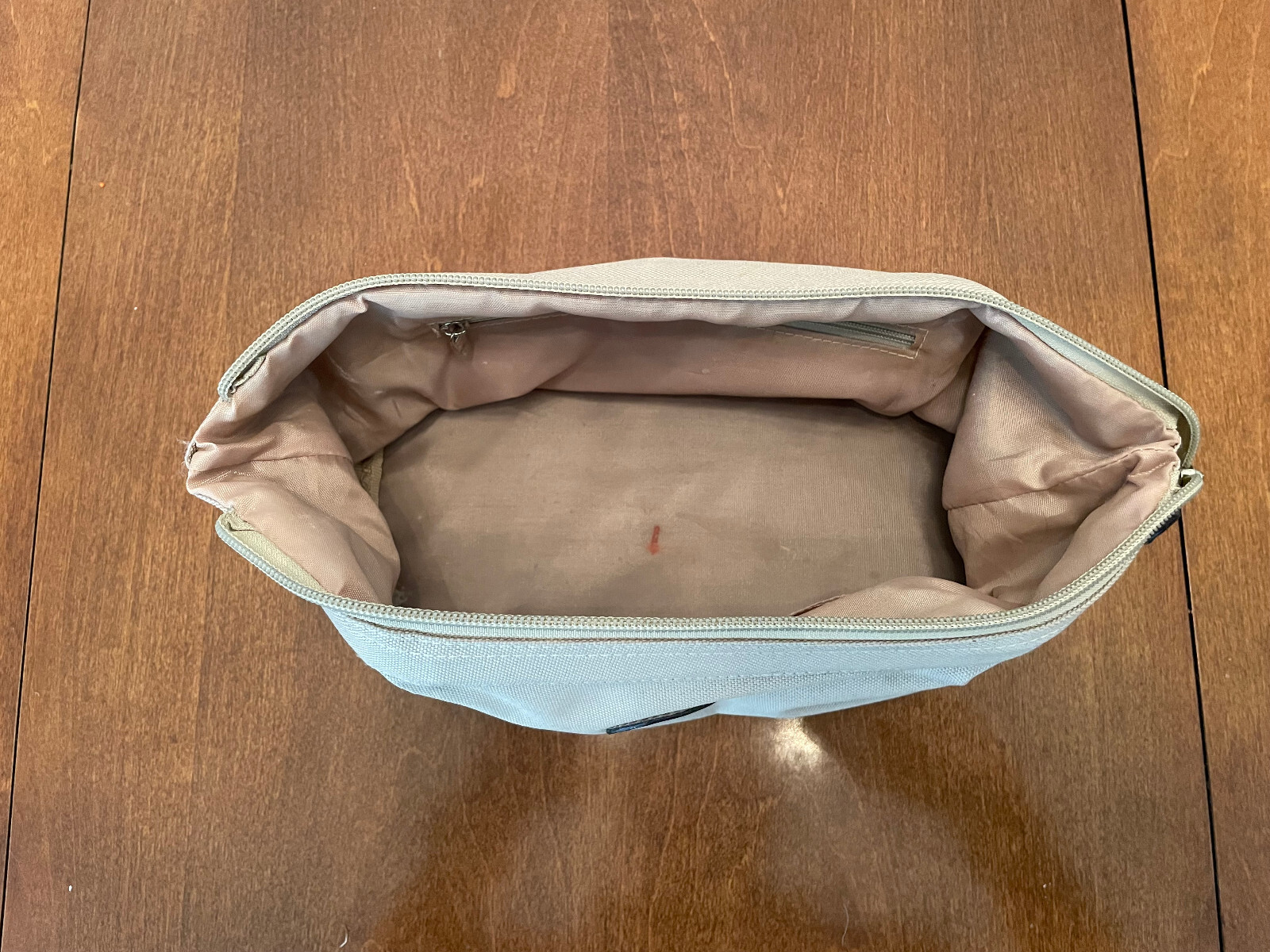Lacoste Toiletry Cosmetics Bag Full Zip Tan Beige inner zipper/pocket great cond