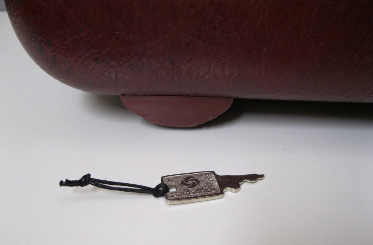 CLEAN! 1980s Samsonite Hardshell Silhouette Burgandy MAROON Red/KEY-Tag SUITCASE