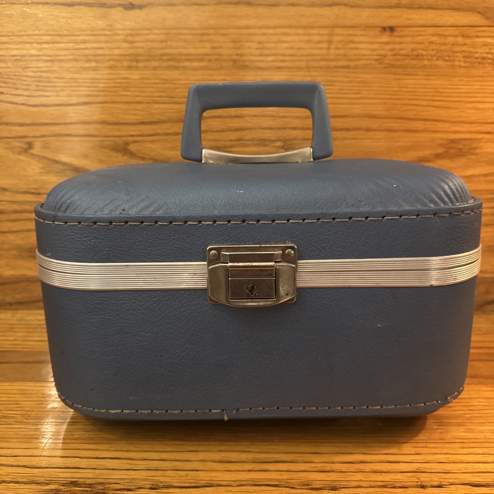 Vintage Blue Train Case – Hard Sided Classic Mid-Century