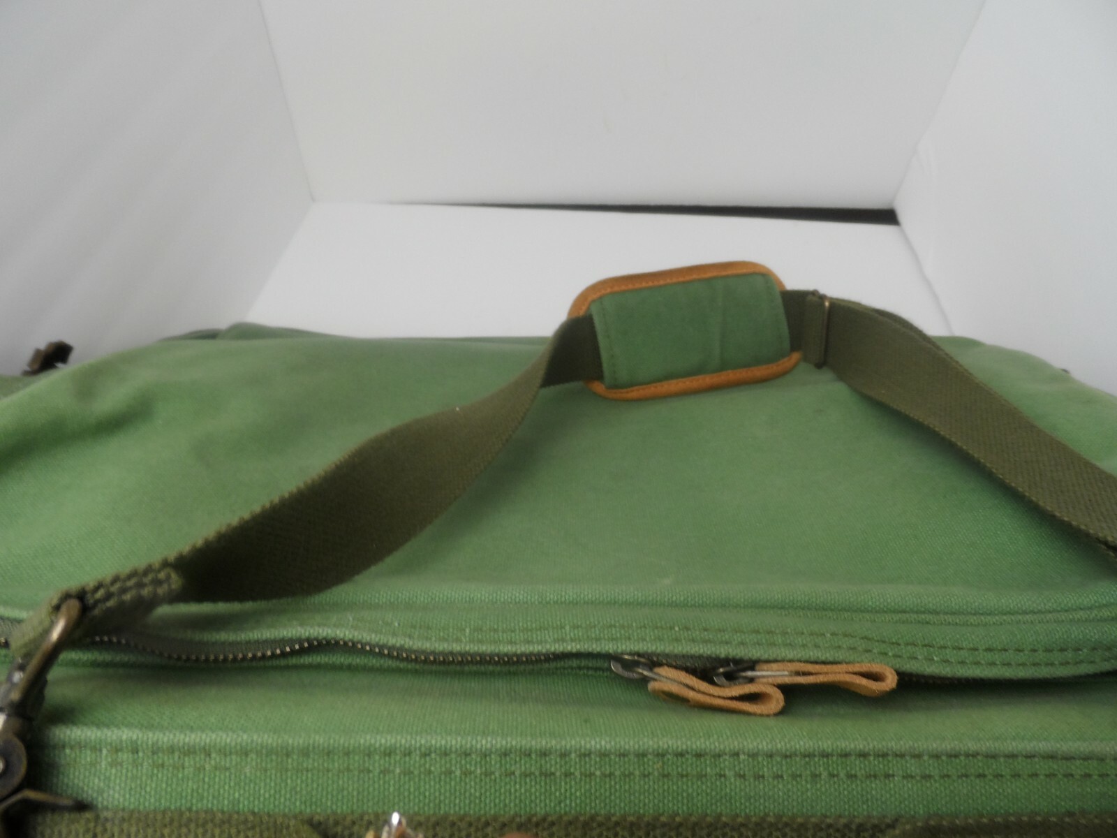 VTG. EDDIE BAUER Friday Harbor GARMENT BAG Olive Green Canvas Leather Luggage
