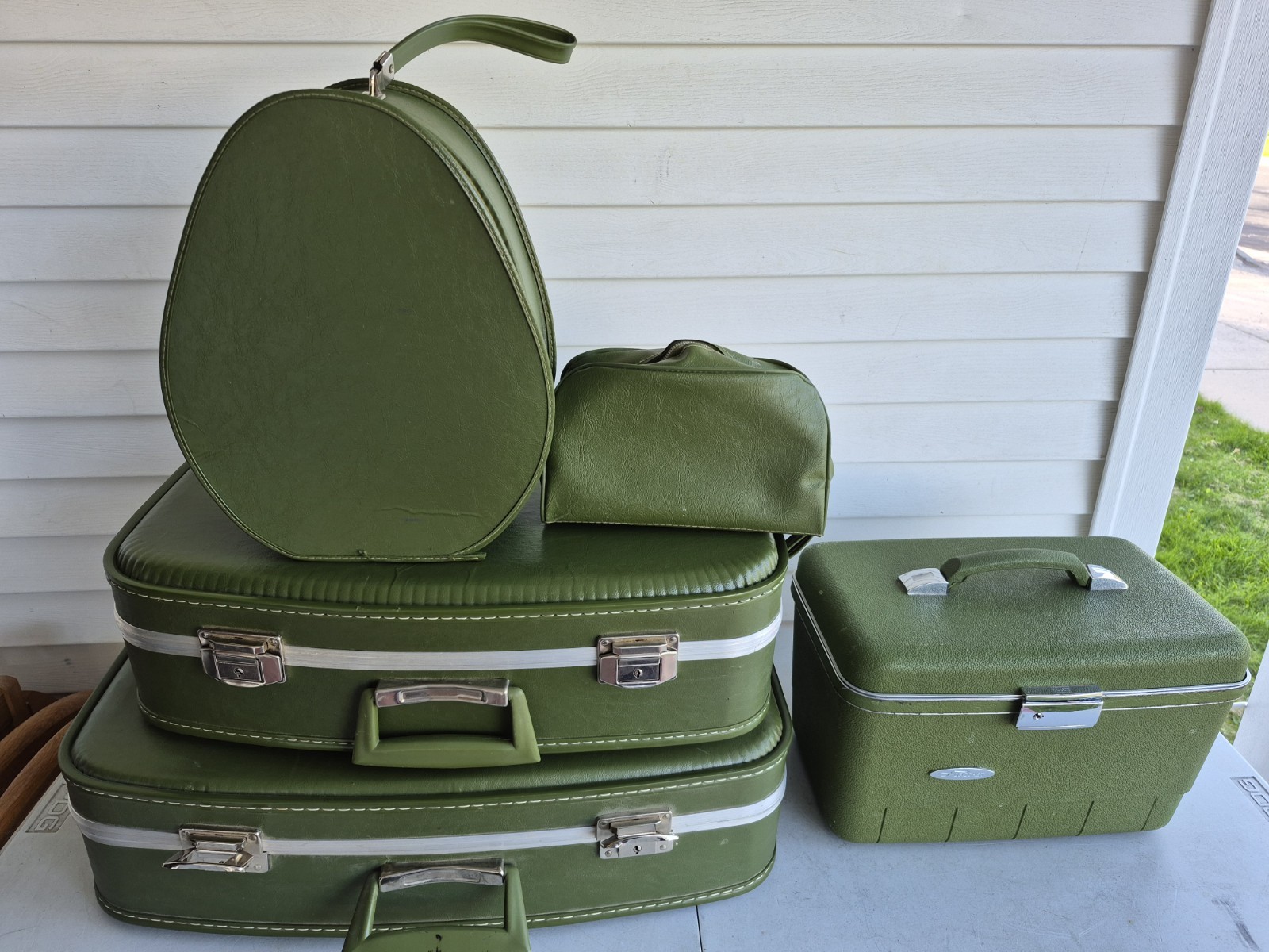 VINTAGE FORECAST TRAIN LUGGAGE SET,NICE,GREEN COLOR,CLEAN INSIDE