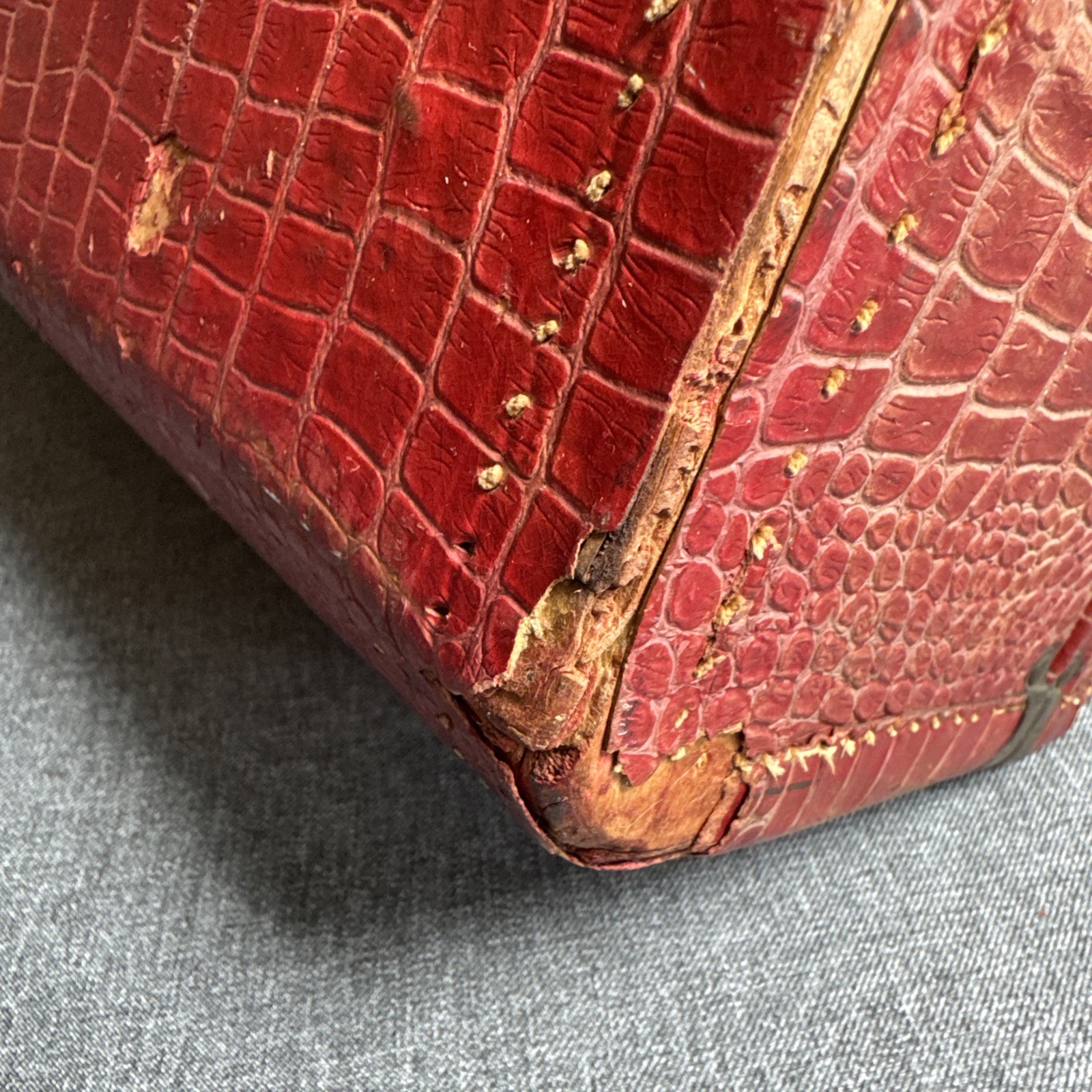 Vintage Red Leather Alligator Texture Suitcase Tan/Olive Interior MCM 21x14x6.5