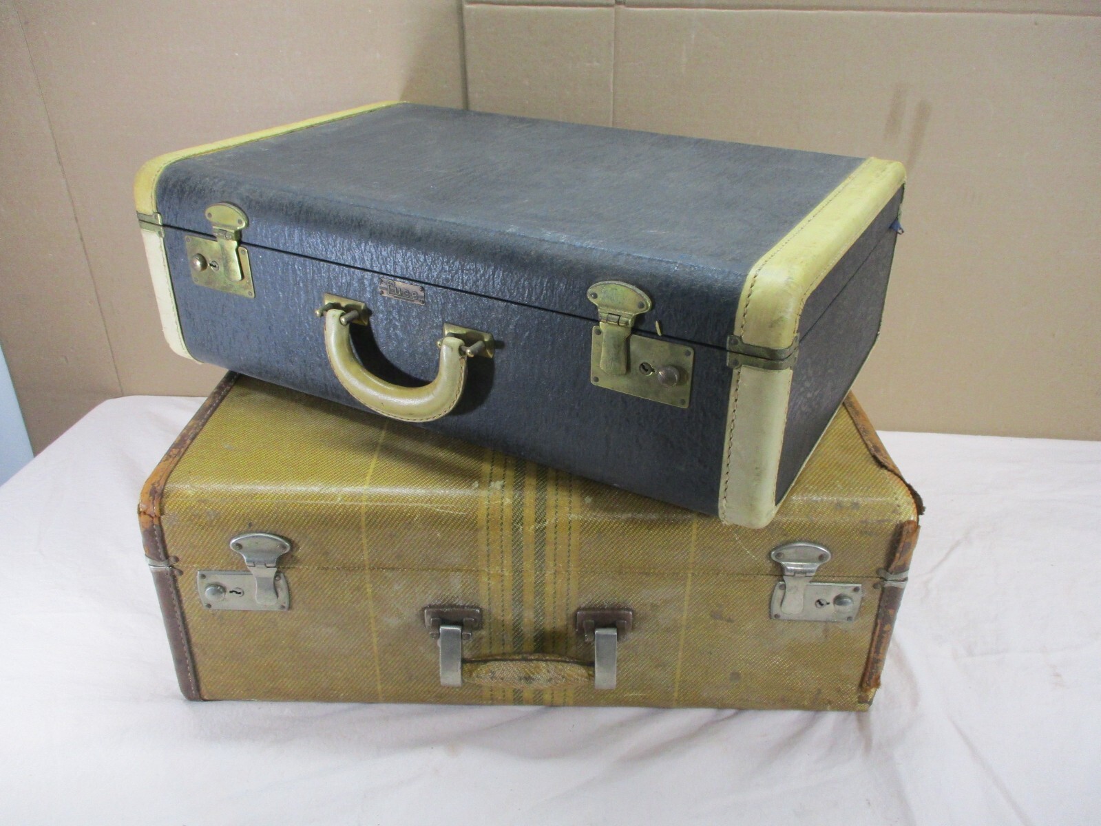 2 Vintage Hard Case Luggage Wardrobe Travel Suitcase’s