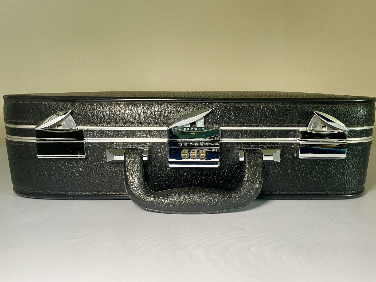 Skyway Vintage Carry-On Suitcase 21” Black Hard Case Combination Lock Retro