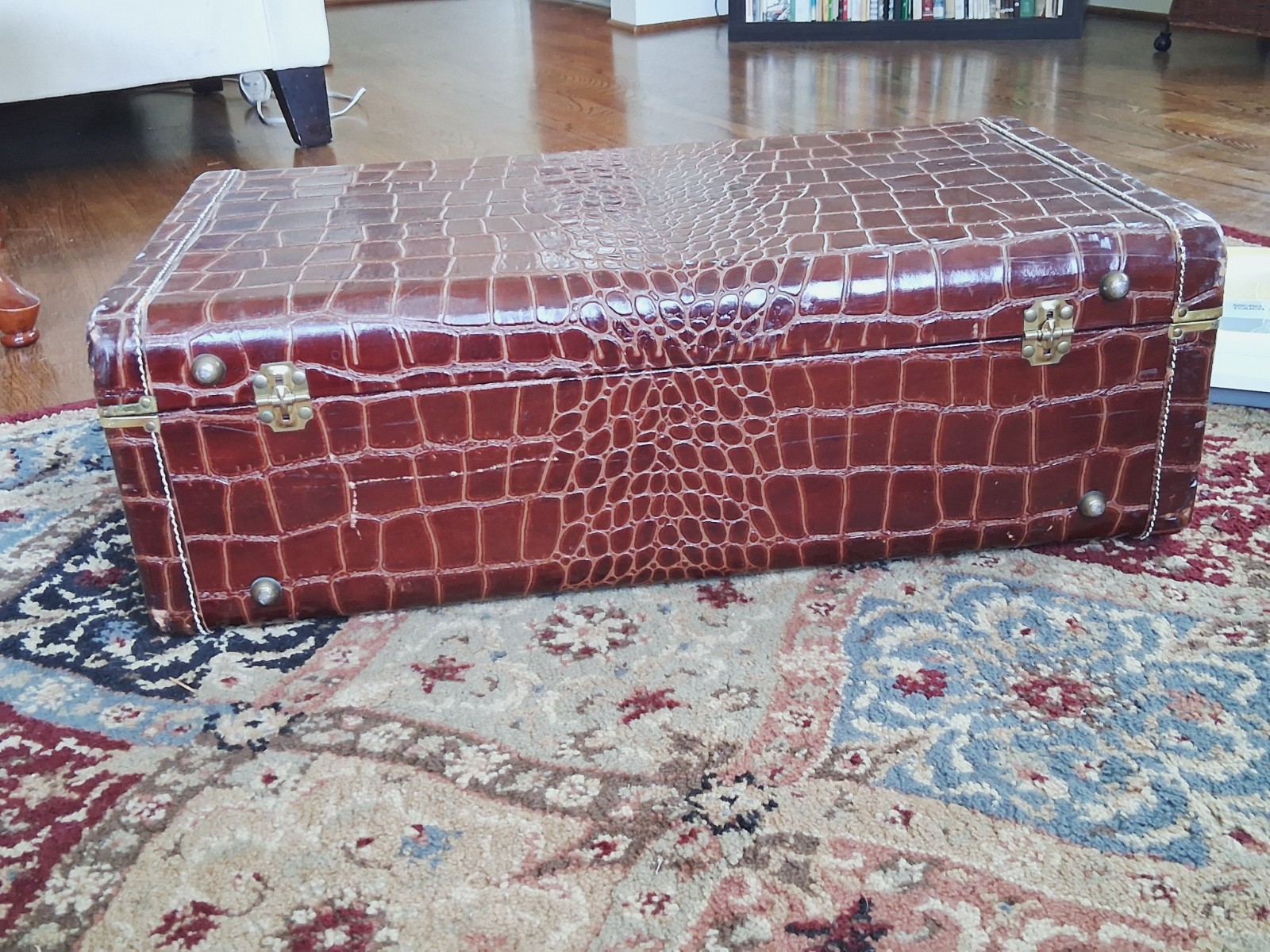 Vintage Embossed Leather Faux Crocodile Alligator Suitcase 25.5″x 15.5″x8.5″