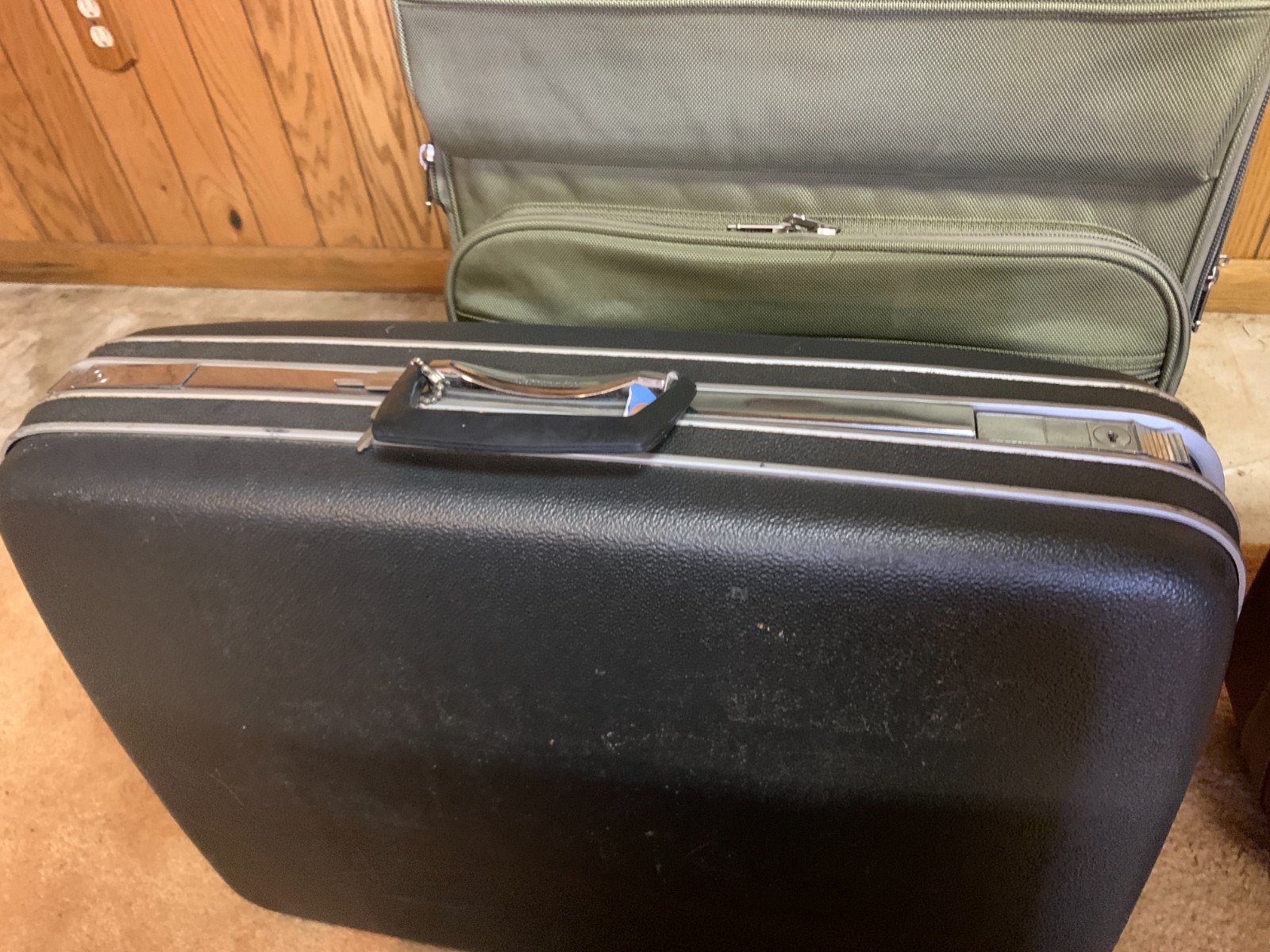 Vintage 1960s Samsonite Silhouette Hard Shell Suitcase Luggage MCM Gray Key