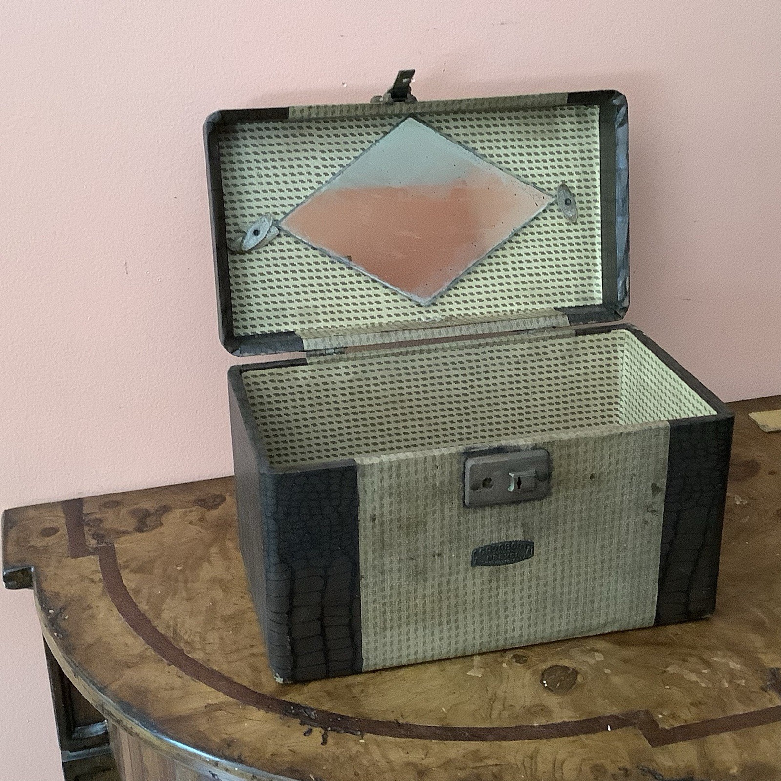 Vintage Gadabout by Neevel Luggage Traveling Case With Mirror 11” X 7” X 6”