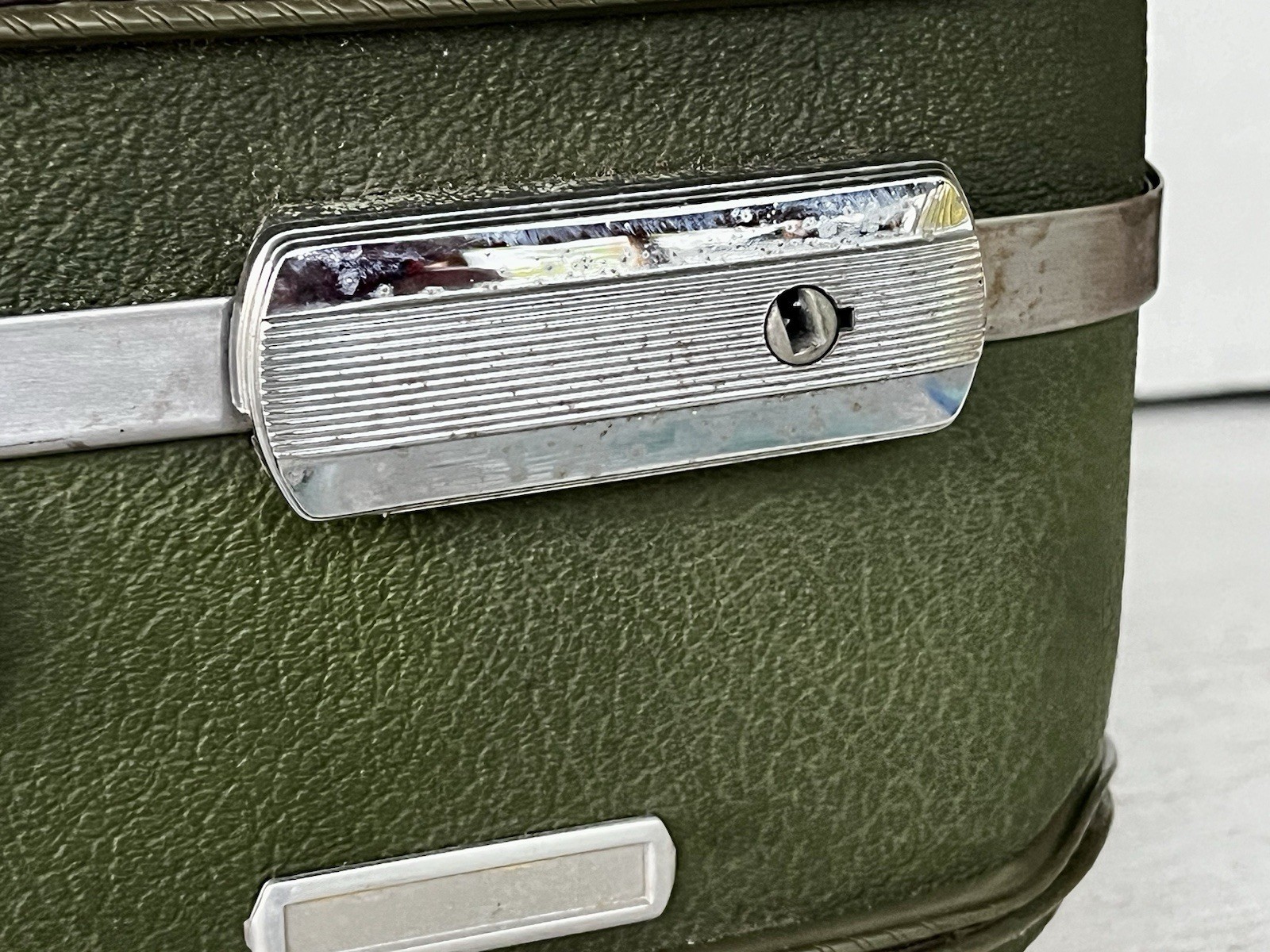 Vintage Green Samsonite Hard Shell Suitcase Metal Latch Locks & Trim NO KEY 20”