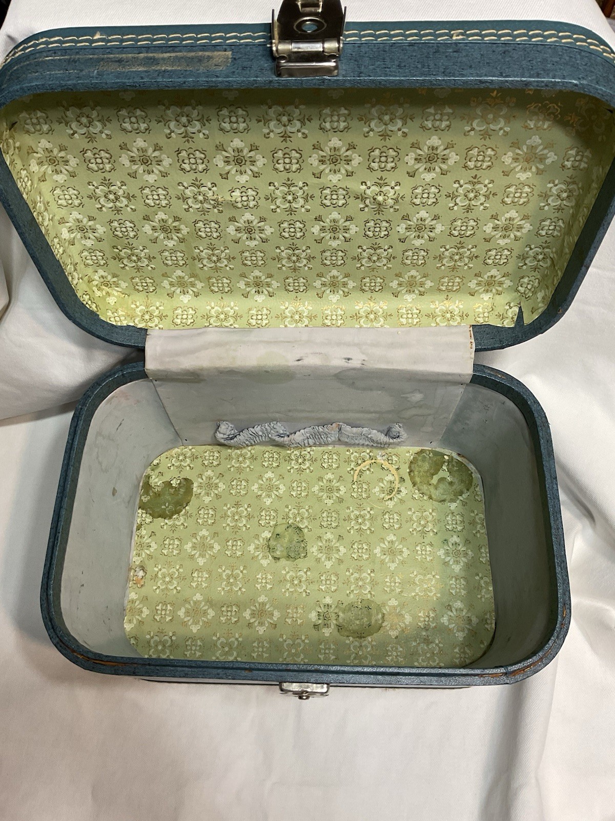 Vintage Hard Shell Blue Overnight Train Makeup/Storage Case no key