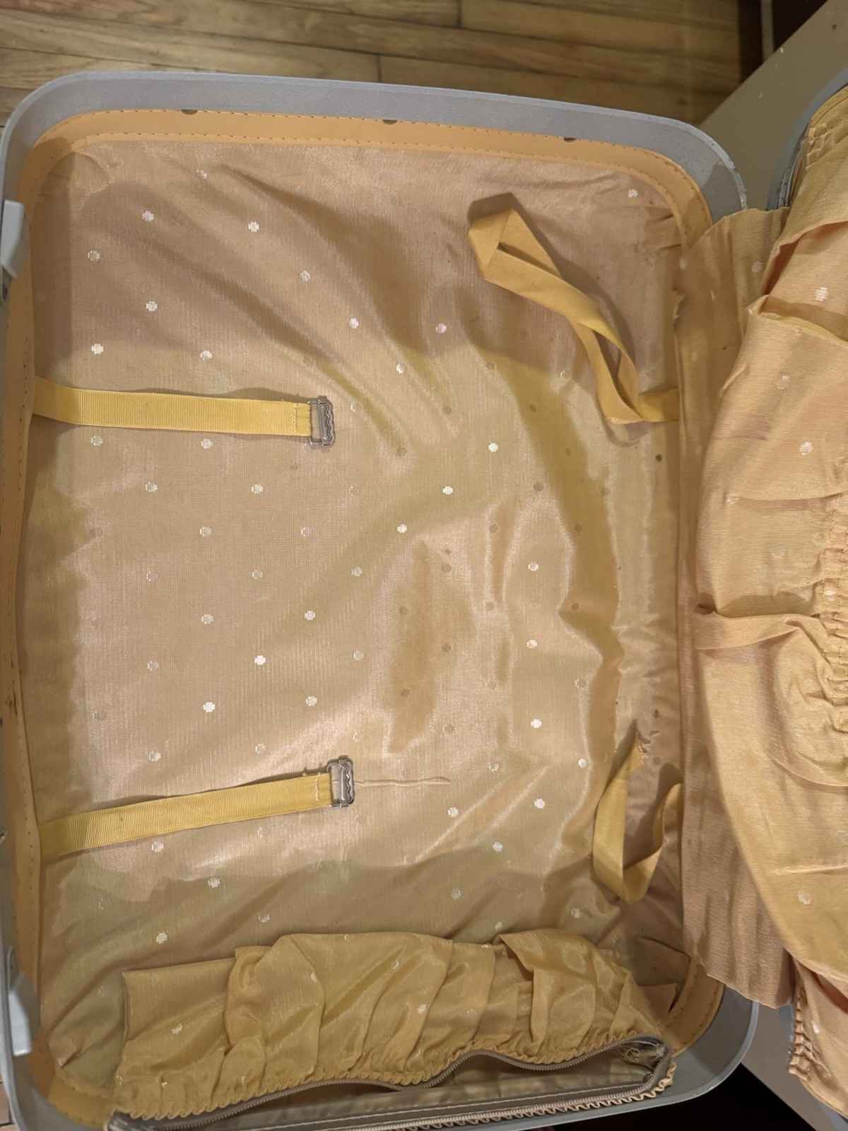 Vintage Samsonite Silhouette Suitcase White Hard Shell Luggage 20” x 16” x 7”
