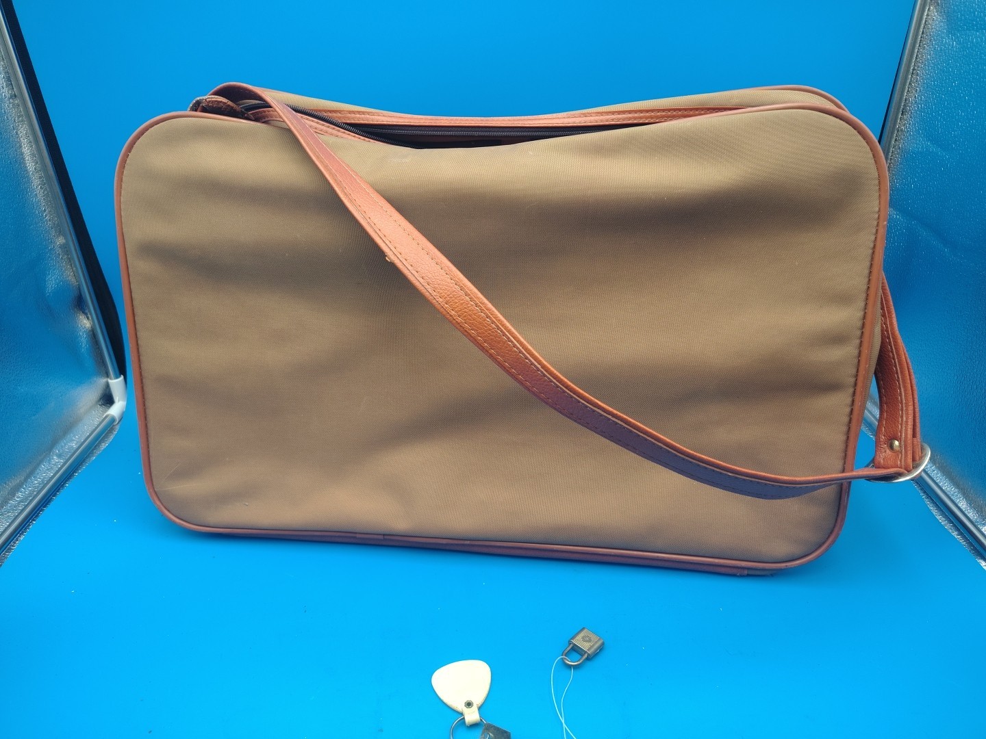 Vintage 1980’s Samsonite 22″ Carry-On Suitcase Bag Luggage Tan Brown