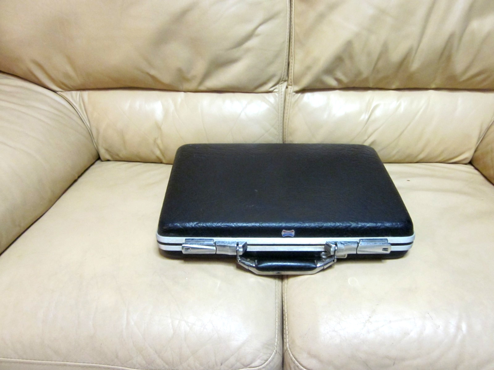 Vtg American Tourister Briefcase-Attache Black Hard Shell/Tan Inside No Key USA