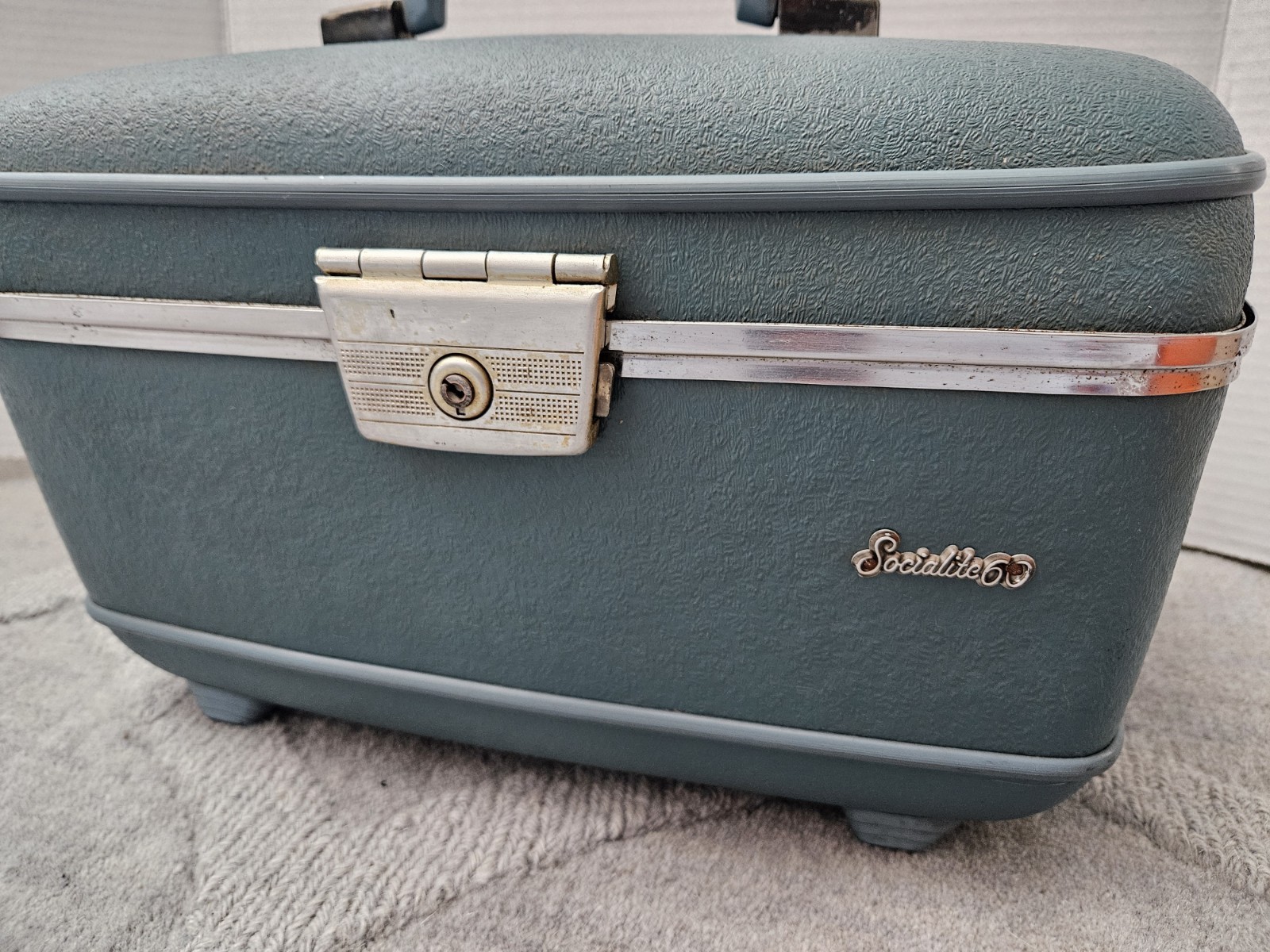 Vintage Socialite 60 Blue Train Case – Hard Sided with Mirror And Tray Insert