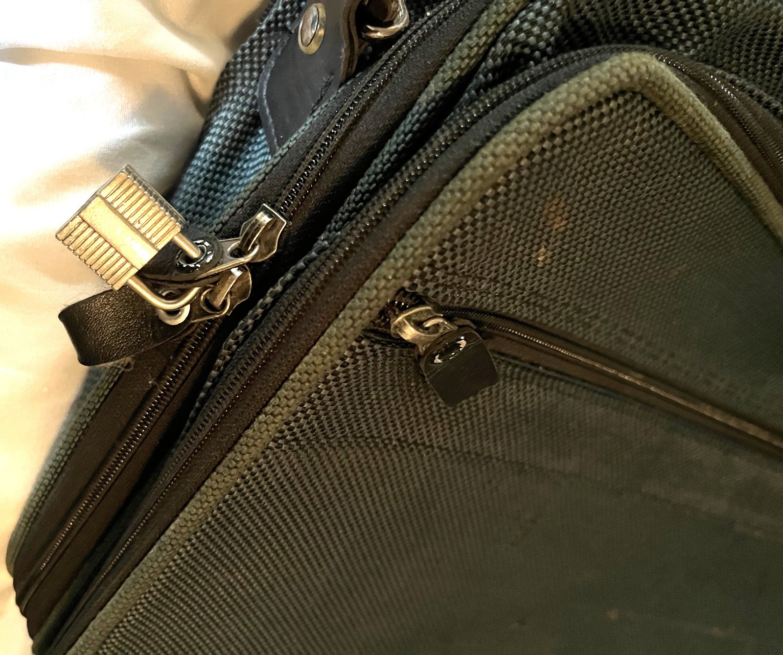 Samsonite Case Dark Green 23 X 13 Multi-Compartment Fnctional Zippers Vintage